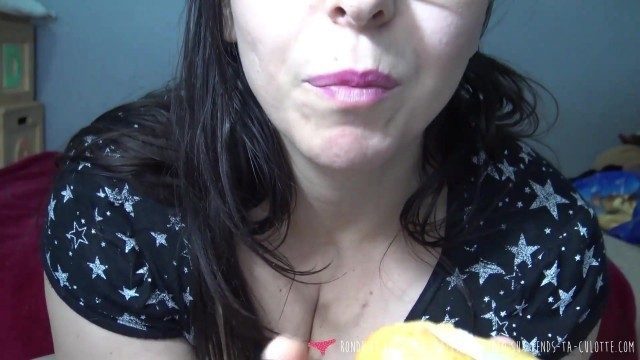 French MILF plays with bread in her pussy - Vends-ta-culotte